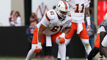 Miami (FL) Hurricanes Offensive Lineman Francis Mauigoa (61) stellt sich vor dem Snap während des NCAA-College-Football-Spiels zwischen den Miami Hurricanes und den Virginia Tech Hokies im Lane Stadium in Blacksburg, Virginia, auf.