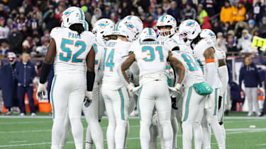 Miami Dolphins bei einem Spiel auf dem Feld.