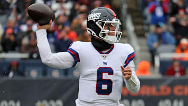 New York Giants Quarterback Jaxson Dart (6) wirft einen Pass gegen die Chicago Bears.