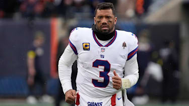 NFL, American Football Herren, USA New York Giants at Chicago Bears Nov 9, 2025; Chicago, Illinois, USA; New York Giants quarterback Russell Wilson (3) leaves the field after losing to the Chicago Bears at Soldier Field. Chicago Soldier Field Illinois USA, EDITORIAL USE ONLY PUBLICATIONxINxGERxSUIxAUTxONLY Copyright: xDavidxBanksx 20251109_jhp_bb6_0180