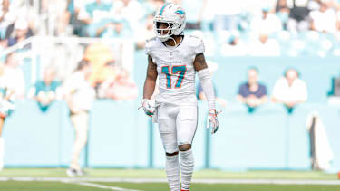 Miami Dolphins Wide Receiver Jaylen Waddle (17) stellt sich auf beim Spiel der New Orleans Saints gegen die Miami Dolphins im Hard Rock Stadium in Miami Gardens, Fl.