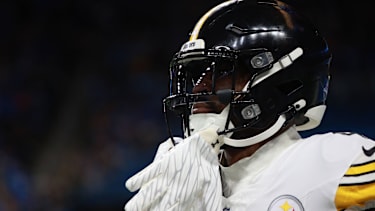Pittsburgh Steelers vs Detroit Lions DETROIT,MICHIGAN-DECEMBER 21: Pittsburgh Steelers wide receiver DK Metcalf 4 is seen during the first half of an NFL, American Football Herren, USA football game between the Pittsburgh Steelers and the Detroit Lions in Detroit, Michigan USA, on Sunday, December 21, 2025 Detroit Michigan United States PUBLICATIONxNOTxINxFRA Copyright: xJorgexLemusx originalFilename:lemus-pittsbur251221_npy8i.jpg