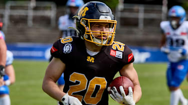 Maximilian Mayer mit dem Ball in der Hand in einem Spiel der Munich Cowboys gegen die Allgäu Comets.