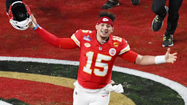 Kansas City Chiefs Quarterback Patrick Mahomes nachdem sie ihren bisher letzten Super Bowl gegen die San Francisco 49ers gewinnen konnten.