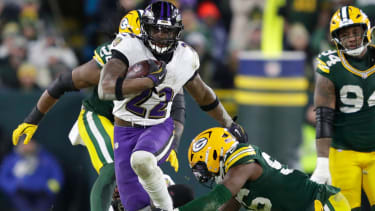 NFL, American Football Herren, USA Baltimore Ravens at Green Bay Packers Dec 27, 2025; Green Bay, Wisconsin, USA; Baltimore Ravens running back Derrick Henry (22) runs for a first down against Green Bay Packers linebacker Edgerrin Cooper (56) at Lambeau Field. Green Bay Lambeau Field Wisconsin USA, EDITORIAL USE ONLY PUBLICATIONxINxGERxSUIxAUTxONLY Copyright: xDanxPowersx 20251227_bgd_usa_356