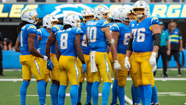 Die Offense der Los Angeles Chargers versammelt sich während eines NFL-Spiels im Huddle.