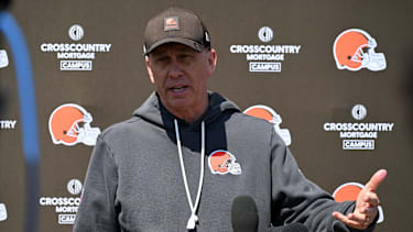 Head coach Todd Monken von den Cleveland Browns antwortet den Fragen der Medien beim minicamp im CrossCountry Mortgage Campus in Berea, Ohio.