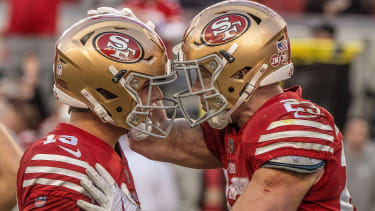 Brock Purdy und Christian McCaffrey beglückwünschen sich.
