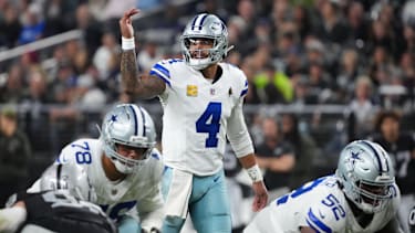 NFL, American Football Herren, USA Dallas Cowboys at Las Vegas Raiders Nov 17, 2025; Paradise, Nevada, USA; Dallas Cowboys quarterback Dak Prescott (4) gestures at the line of scrimmage against the Las Vegas Raiders during the second half at Allegiant Stadium. Paradise Allegiant Stadium Nevada USA, EDITORIAL USE ONLY PUBLICATIONxINxGERxSUIxAUTxONLY Copyright: xKirbyxLeex 20251117_rtc_al2_0213