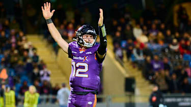 Quarterback Ethan Garbers von Frankfurt Galaxy zeigt einen Touchdown an im EFA-Spiel gegen die Paris Musketeers