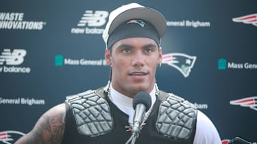 New England Patriots Cornerback Christian Gonzalez stellt sich den Medien nach einem Training.