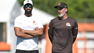 NFL, American Football Herren, USA Cleveland Browns Training Camp Jul 23, 2025; Berea, OH, USA; Cleveland Browns head coach Kevin Stefanski, right, and executive vice president, football operations &amp; general manager Andrew Berry watch the team during training camp at CrossCountry Mortgage Campus. Berea CrossCountry Mortgage Campus OH USA, EDITORIAL USE ONLY PUBLICATIONxINxGERxSUIxAUTxONLY Copyright: xKenxBlazex 20250723_kab_bk4_027