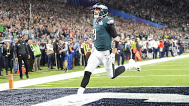 Philadelphia Eagles Quarterback Nick Foles (9) läuft zum Touchdown beim Philly Special im Super Bowl gegen die New England Patriots im U.S. Bank Stadium in Minneapolis.
