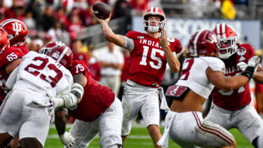 January 1, 2026 Pasadena, CA.Indiana Hoosiers quarterback Fernando Mendoza (15) in action in the third quarter of the CFP QuarterFinal at the Rose Bowl Game between the Indiana Hoosiers and the Alabama Crimson Tide..January 01, 2026 in Pasadena, California..Mandatory Photo Credit: Cal Media Pasadena United States of America - ZUMAc04_ 20260101_zma_c04_208 Copyright: xLouisxLopezx