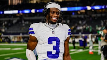 Dallas Cowboys Wide Receiver George Pickens lächelt nach dem NFL-Spiel im Post-game-Interview. Er ist ein Kandidat für den Franchise Tag der Cowboys, da er einen auslaufenden Vertrag hat.