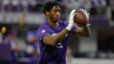 Minnesota-Vikings-Receiver Jordan Addison (3) wärmt sich vor dem NFL-Spiel zwischen den Green Bay Packers und den Minnesota Vikings am 4. Januar 2026 im U.S. Bank Stadium auf.