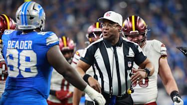 Schiedsrichter Ron Robert spricht mit den Spielern bei einem Spiel der Detroit Lions gegen die Washington Commanders.