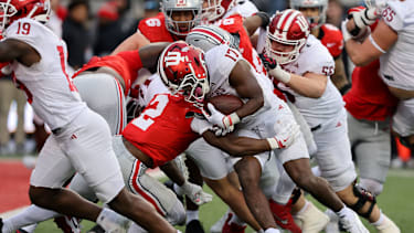 Indiana Hoosiers Running Back Ty Son Lawton (17) läuft im vierten Viertel im Ohio Stadium mit dem Ball, während Ohio State Buckeyes Safety Caleb Downs (2) zum Tackle ansetzt.