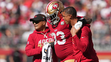San Francisco 49ers Defensive Tackle Gracen Halton (93) wird nach einer Verletzung im dritten Viertel gegen die Arizona Cardinals im Levi’s Stadium von medizinischem Personal vom Spielfeld begleitet.