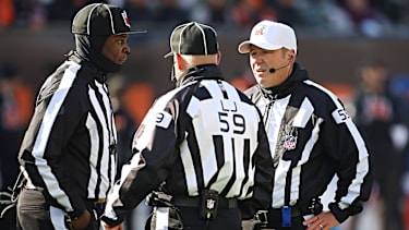 Schiedsrichter Alex Kemp 55, line judge Rusty Baynes 59 und umpire Brandon Ellison 128 besprechen eine Strafe beim Spiel der Cleveland Browns gegen die Cincinnati Bengals im Paycor Stadium in Cincinnati, OH.