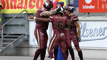 Rhein Fire feiert gemeinsam einen Touchdown im Spiel gegen die Paris Lights.