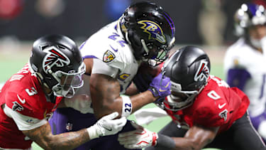 Derrick Henry wird von den Falcons getackled
