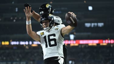 NFL, American Football Herren, USA Jacksonville Jaguars at Indianapolis Colts Dec 28, 2025; Indianapolis, Indiana, USA; Jacksonville Jaguars quarterback Trevor Lawrence (16) celebrates with tight end Brenton Strange (85) after a touchdown against the Indianapolis Colts during the first half at Lucas Oil Stadium. Indianapolis Lucas Oil Stadium Indiana USA, EDITORIAL USE ONLY PUBLICATIONxINxGERxSUIxAUTxONLY Copyright: xRobertxGoddinx 20251221_jhp_ga3_0544