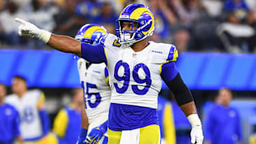 Los Angeles Rams Defensive Tackle Aaron Donald (99) feiert einen Sack gegen die Buffalo Bils.