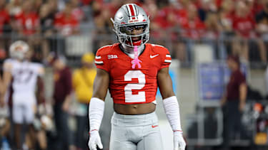 Ohio State Buckeyes Defensive Back Caleb Downs (2) liest die Formation während der zweiten Halbzeit im Spiel gegen die Minnesota Golden Gophers im Ohio Stadium.