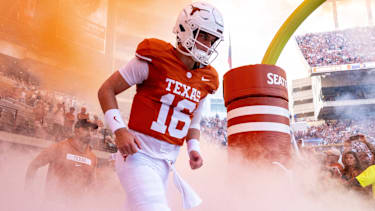 Quarterback Arch Manning (16) von den Texas Longhorns kommt vor dem Spiel gegen die UTSA Roadrunners im DKR-Texas Memorial Stadium in Austin aus dem Spielertunnel.