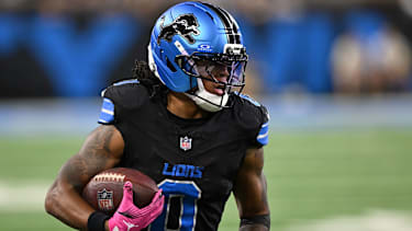 Detroit-Lions-Running-Back Jahmyr Gibbs (0) trägt den Ball gegen die Tampa Bay Buccaneers während der ersten Halbzeit im Ford Field.