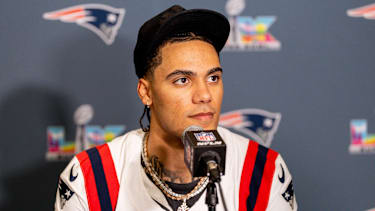 CB Christian Gonzalez (0) von den New England Patriots spricht mit den Medien vor dem Super Bowl.