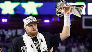 Seahawks-Quarterback Sam Darnold mit der Lombardi Trophy