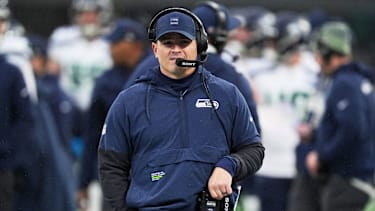 Seattle Seahawks Head Coach Mike Macdonald an der Seitenlinie beim Spiel gegen die Carolina Panthers.