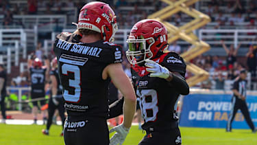 Potsdam Royals Wide Receiver Maximilian McLeod feiert mit einem Teamkollegen einen Touchdown.