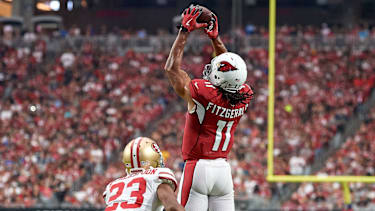 Arizona Cardinals Wide Receiver Larry Fitzgerald (11) macht einen spektakulären Catch gegen San Francisco 49ers cornerback Ahkello Witherspoon (23) zwischen den Arizona Cardinals und den San Francisco 49ers im State Farm Stadium in Glendale, Arizona.