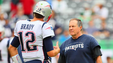 Head Coach Bill Belichick spricht vor dem NFL-Spiel der New England Patriots gegen die New York Jets mit Quarterback Tom Brady im MetLife Stadium in East Rutherford (American Football, USA)
