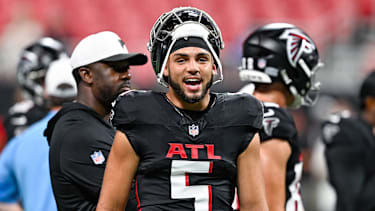 Atlanta Falcons Wide Receiver Drake London (5) vor dem Spiel gegen die Tennessee Titans im Mercedes-Benz Stadium in Atlanta, GA.