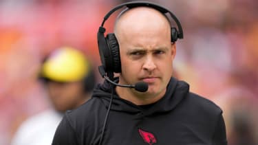 NFL, American Football Herren, USA Arizona Cardinals at Washington Commanders Sep 10, 2023; Landover, Maryland, USA; Arizona Cardinals offensive coordinator Drew Petzing walks on the sideline before the game against the Washington Commanders at FedExField.