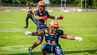 Anthony Harris Jr von ifm Razorbacks Ravensburg und Lennies Mcferren feiern einen Touchdown gegen die Straubing Spiders.