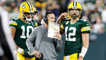 Green Bay Packers Quarterback Aaron Rodgers (12) und Quarterback Jordan Love (10) bei einem NFL-Spiel.
