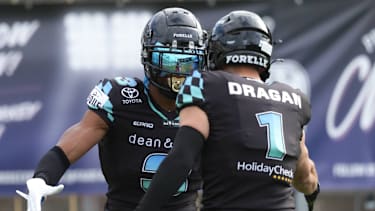Malik Stanley und Sixten Dragan von den Munich Ravens während des Spiels gegen die Raiders Tirol im Stadion an der Grünwalder Straße in München (American Football, Deutschland)