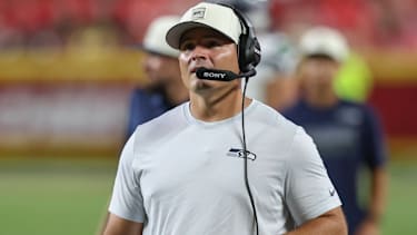Seattle Seahawks Head Coach Mike Macdonald während des Preseason-Spiels gegen die Kansas City Chiefs am 28. August 2026 im Arrowhead Stadium in Kansas City, Missouri.
