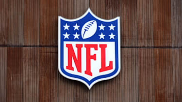 NFL-Shield-Logo im Tottenham Hotspur Stadium in London vor den NFL London Games 2025 mit den Minnesota Vikings, Cleveland Browns, Denver Broncos und New York Jets (American Football, England)