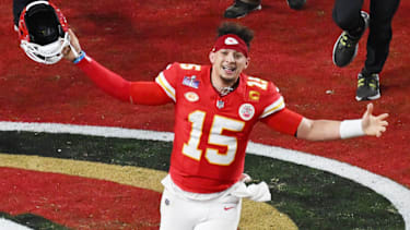 Patrick Mahomes jubelt auf dem Platz.