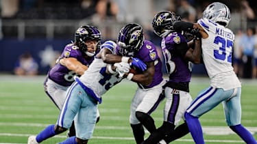 Baltimore Ravens Wide Receiver Anthony Miller (6) wird getacklet im Preseason-Spiel gegen die Dallas Cowboys im AT&T Stadium in Arlington, Texas.