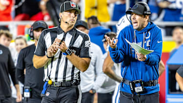 Head Coach Shane Steichen von den Indianapolis Colts spricht im Arrowhead Stadium mit einem Schiedsrichter über einen überprüfbaren Spielzug in der Overtime.
