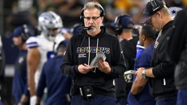 NFL, American Football Herren, USA Green Bay Packers at Dallas Cowboys Sep 28, 2025; Arlington, Texas, USA; Dallas Cowboys defensive coordinator Matt Eberflus looks on in the first half against the Green Bay Packers at AT&T Stadium. Arlington AT&T Stadium Texas USA, EDITORIAL USE ONLY PUBLICATIONxINxGERxSUIxAUTxONLY Copyright: xJeromexMironx 20250928_lbm_an4_050