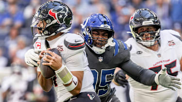 Quarterback C.J. Stroud (7) von den Houston Texans wird von Colts-Defensive-Lineman Adetomiwa Adebawore (95) im Lucas Oil Stadium für einen Sack zu Boden gebracht.
