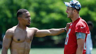Amon-Ra St. Brown (li.) und Jared Goff